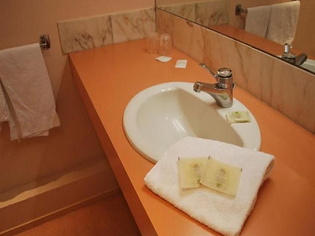 Logis Hotel & Restaurant - Le Normandie Caudebec-en-Caux Kamer foto