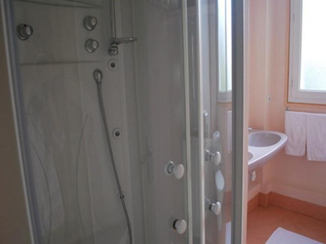 Logis Hotel & Restaurant - Le Normandie Caudebec-en-Caux Kamer foto